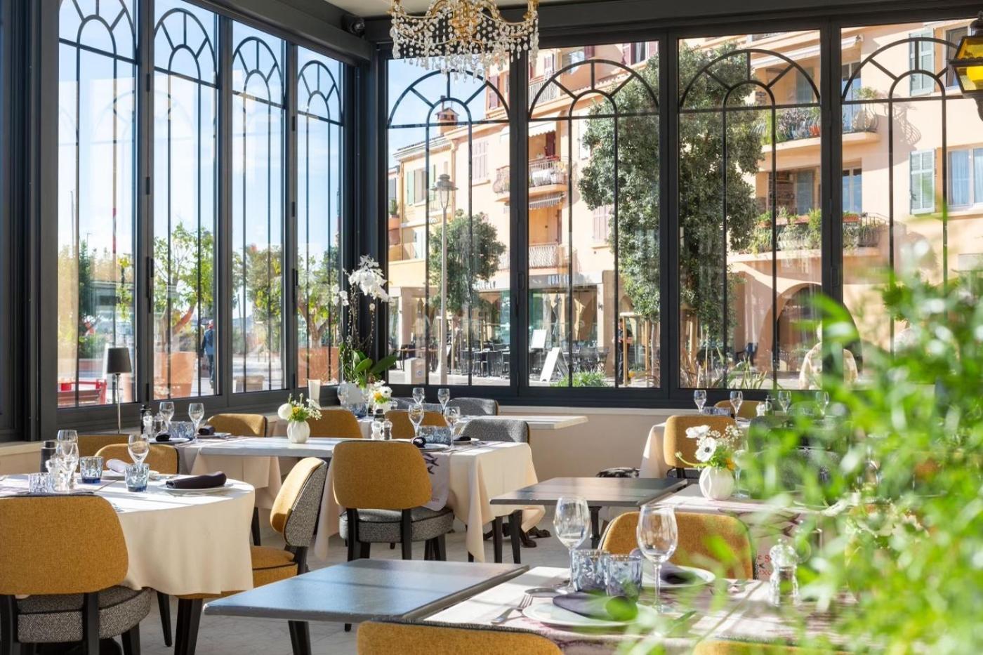 Hotel Restaurant De La Tour Санари-сюр-Мер Экстерьер фото