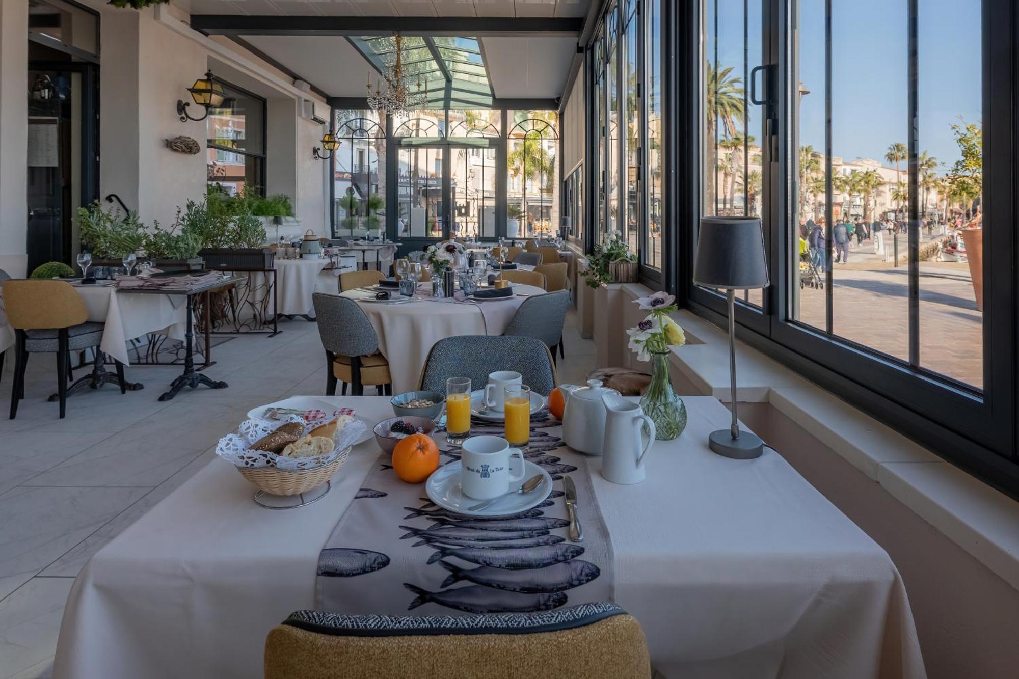 Hotel Restaurant De La Tour Санари-сюр-Мер Экстерьер фото