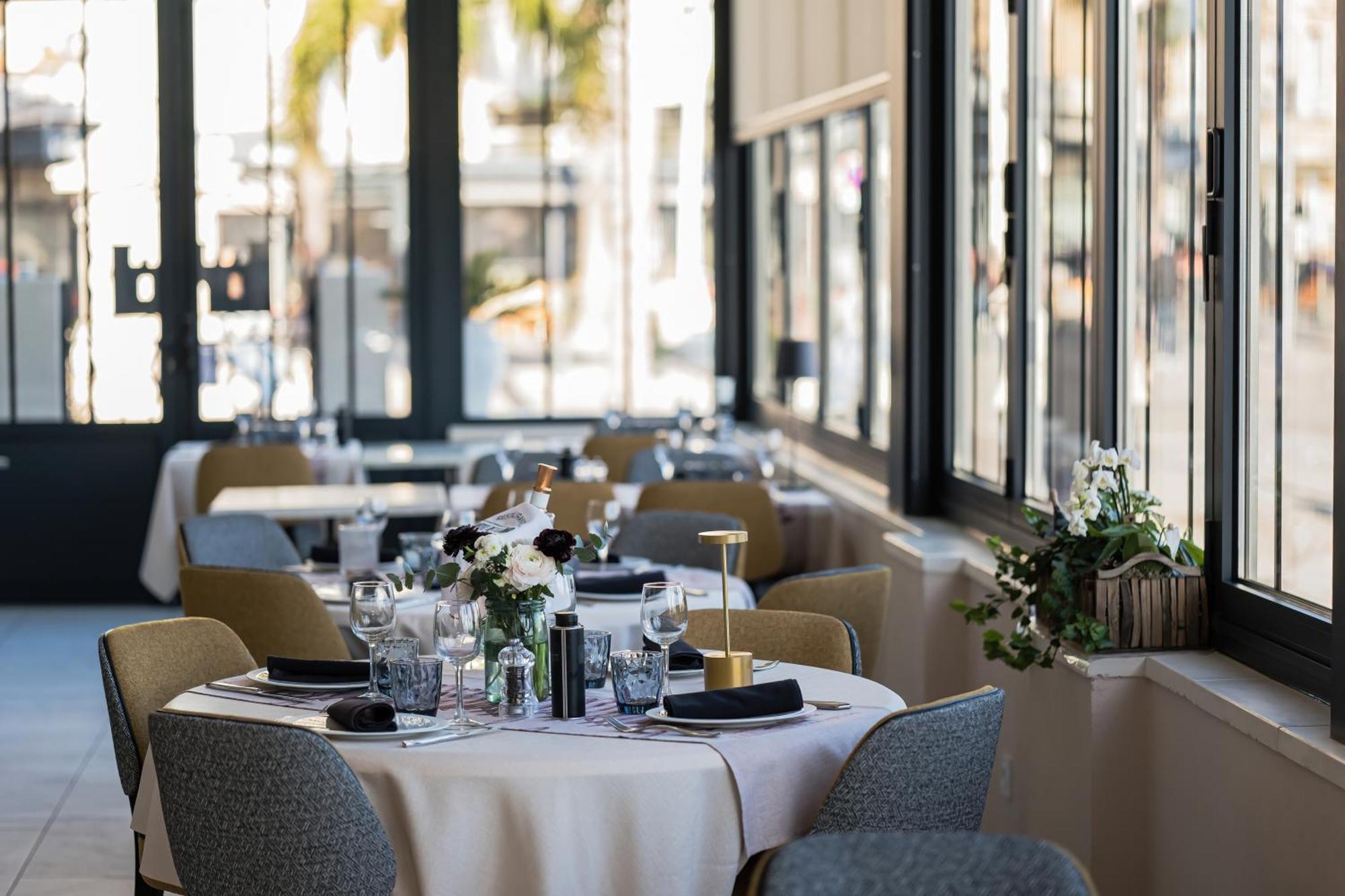 Hotel Restaurant De La Tour Санари-сюр-Мер Экстерьер фото