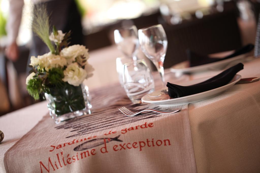 Hotel Restaurant De La Tour Санари-сюр-Мер Экстерьер фото